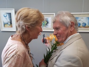 Luma narė Janina Račkauskienė sveikina dailininką