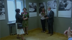 D.Poškienė sveikina parodos org. Janiną Balsienę